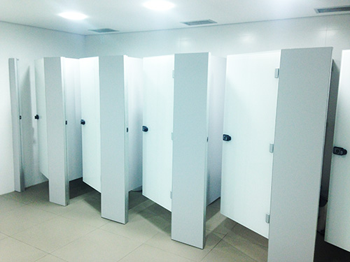 divisória sanitária em vidro